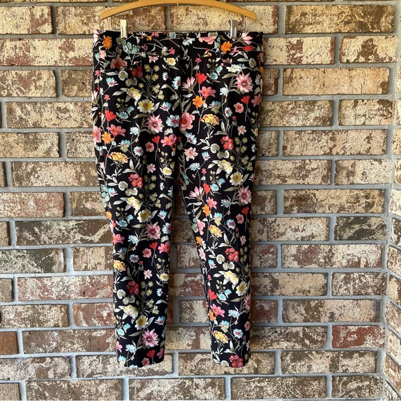 LOFT Pants - Loft The Riviera Pant Ladies Size 8 Gorgeous Florals! Side Pockets Excellent!